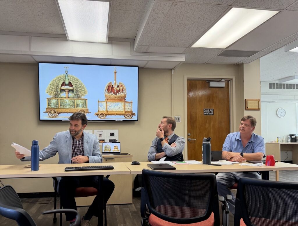 Christopher Oechler during his presentation on Calderón’s Las órdenes militares